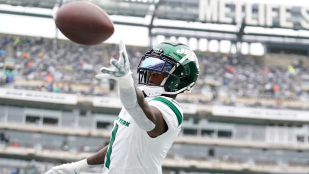 Jets cornerback Sauce Gardner defends a pass.